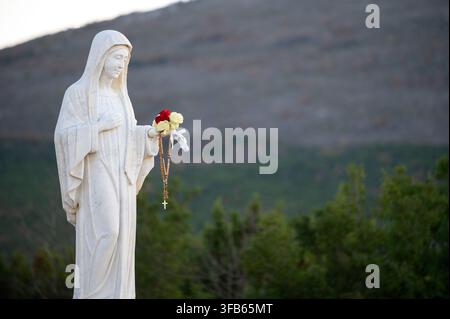 Statua della Beata Vergine Maria sul Monte Podbrdo, la collina delle apparizioni che sovrasta il villaggio di Medjugorje, Bosnia ed Erzegovina. Foto Stock