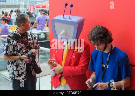New York, New York, USA. 22 agosto 2026. Personaggio cosplay a Anime NYC, un evento di quattro giorni al Javits Center. È la più grande convention di anime della costa orientale che riunisce 150.000 fan da tutto il mondo, mostrando il meglio della cultura pop giapponese, con mostre uniche, proiezioni esclusive e apparizioni dei migliori creatori dal Giappone e da oltre. Per non parlare del merchandising di ogni tipo in vendita. (Credito immagine: © Milo Hess/ZUMA Press Wire) USO EDITORIALE SOLO! Non per USO COMMERCIALE! Foto Stock
