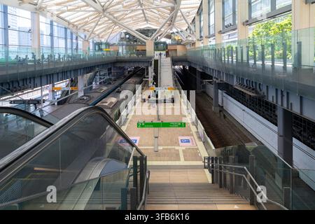 Tokyo, Giappone – 19 aprile 2026: L'architettura moderna sorprendente della stazione di Takanawa Gateway nella Takanawa Gateway City, Minato City, Tokyo, Ja Foto Stock