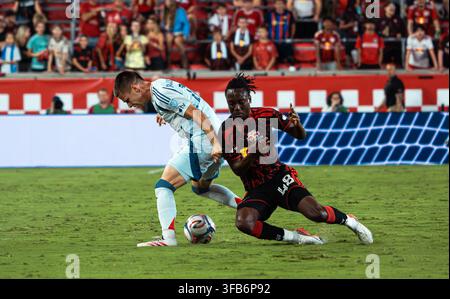 Harrison, New Jersey, USA. 22 agosto 2026. RONALD DONKOR (48) dei New York Red Bulls lotta per il pallone con VIKTOR RADOJEVIC (14) del Chicago Fire a centrocampo durante una partita della Major League Soccer allo Sports Illustrated Stadium. (Credit Image: © Omar Perez Lopez/ZUMA Press Wire) USO EDITORIALE SOLO! Non per USO COMMERCIALE! Foto Stock