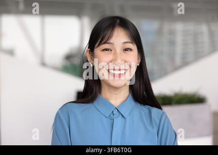 Ritratto a testa di una giovane donna cinese abile di 25 anni Foto Stock