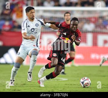 Harrison, USA. 22 ago, 2026. Ronald Donkor (48), centrocampista dei New York Red Bulls, controlla la palla durante la partita MLS tra il Chicago Fire e i New York Red Bulls allo Sports Illustrated Stadium sabato 22 agosto 2026; Harrison, New Jersey, USA. (Foto di Jess Stiles/Sipa USA) (Foto di Jess Stiles/Sipa USA) Credit: Sipa USA/Alamy Live News Foto Stock