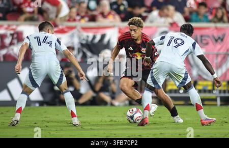 Harrison, USA. 22 agosto 2026. L'attaccante dei New York Red Bulls Julian Hall (16) controlla la palla durante la partita MLS tra i Chicago Fire e i New York Red Bulls allo Sports Illustrated Stadium sabato 22 agosto 2026; Harrison, New Jersey, USA. (Foto di Jess Stiles/Sipa USA) (Foto di Jess Stiles/Sipa USA) Credit: Sipa USA/Alamy Live News Foto Stock