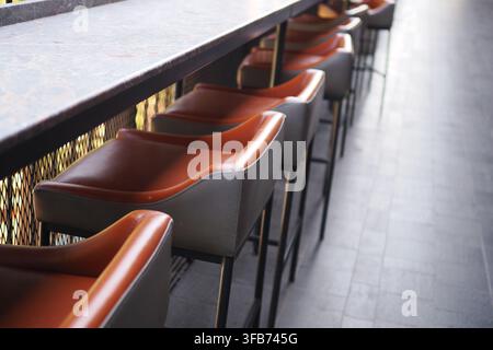 Sgabelli da bar vuoti in un caffè moderno vicino alla finestra Foto Stock
