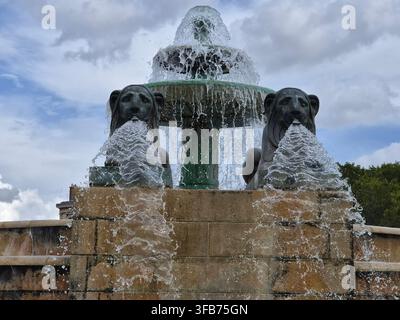 Vista a bassa angolazione di una fontana ornata ai leoni (Fontana ai Leoni) con getto d'acqua che fuoriesce dalle bocche di leoni in bronzo su livelli di pietra sovrapposti Foto Stock