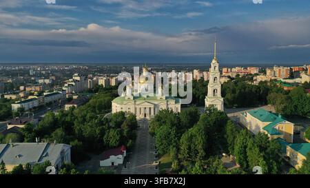 Cupola della cattedrale sullo sfondo della città. Cattedrale a Penza in Russia. Foto Stock
