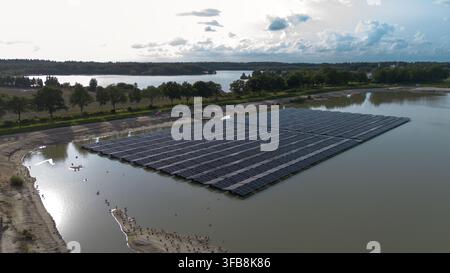 Vista aerea di un parco solare galleggiante vicino a Borger, Drenthe Foto Stock