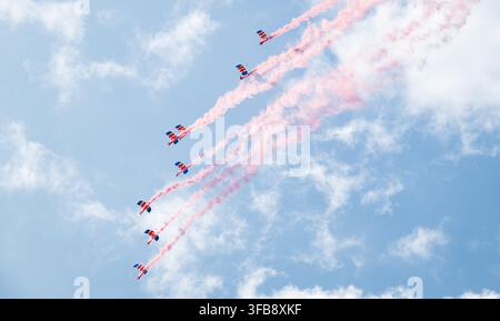 La squadra di esibizione dei RAF Falcons è ritratta allo York Racecourse l'ultimo giorno dell'Ebor Festival, 22/08/26. Credit JTW Equine Images / Alamy. Foto Stock