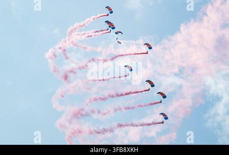 La squadra di esibizione dei RAF Falcons è ritratta allo York Racecourse l'ultimo giorno dell'Ebor Festival, 22/08/26. Credit JTW Equine Images / Alamy. Foto Stock