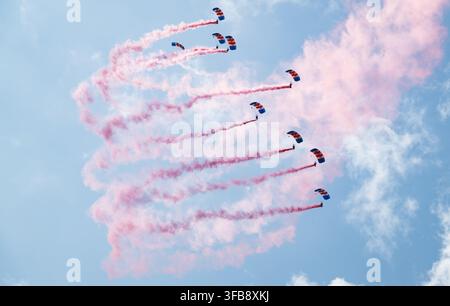 La squadra di esibizione dei RAF Falcons è ritratta allo York Racecourse l'ultimo giorno dell'Ebor Festival, 22/08/26. Credit JTW Equine Images / Alamy. Foto Stock