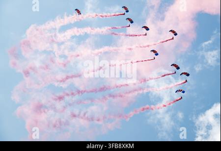 La squadra di esibizione dei RAF Falcons è ritratta allo York Racecourse l'ultimo giorno dell'Ebor Festival, 22/08/26. Credit JTW Equine Images / Alamy. Foto Stock