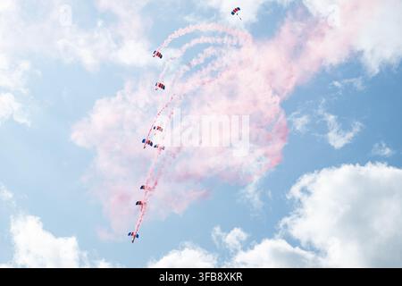 La squadra di esibizione dei RAF Falcons è ritratta allo York Racecourse l'ultimo giorno dell'Ebor Festival, 22/08/26. Credit JTW Equine Images / Alamy. Foto Stock