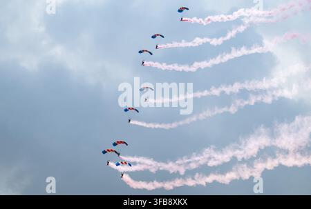 La squadra di esibizione dei RAF Falcons è ritratta allo York Racecourse l'ultimo giorno dell'Ebor Festival, 22/08/26. Credit JTW Equine Images / Alamy. Foto Stock