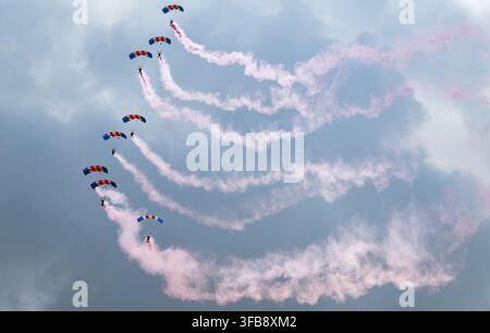 La squadra di esibizione dei RAF Falcons è ritratta allo York Racecourse l'ultimo giorno dell'Ebor Festival, 22/08/26. Credit JTW Equine Images / Alamy. Foto Stock