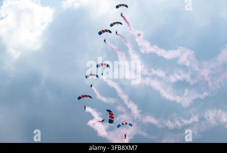 La squadra di esibizione dei RAF Falcons è ritratta allo York Racecourse l'ultimo giorno dell'Ebor Festival, 22/08/26. Credit JTW Equine Images / Alamy. Foto Stock