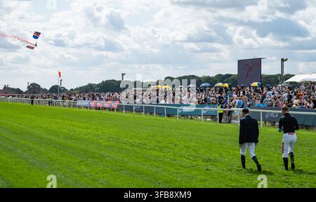 La squadra di esibizione dei RAF Falcons è ritratta allo York Racecourse l'ultimo giorno dell'Ebor Festival, 22/08/26. Credit JTW Equine Images / Alamy. Foto Stock