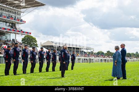 La squadra di esibizione dei RAF Falcons è ritratta allo York Racecourse l'ultimo giorno dell'Ebor Festival, 22/08/26. Credit JTW Equine Images / Alamy. Foto Stock