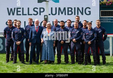 La squadra di esibizione dei RAF Falcons è ritratta allo York Racecourse l'ultimo giorno dell'Ebor Festival, 22/08/26. Credit JTW Equine Images / Alamy. Foto Stock