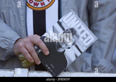 Newcastle, UK. 23 agosto 2026. Newcastle, UK. 23 agosto 2026. Un tifoso del Newcastle United tiene il programma della partita con la foto di Kevin Keegan sulla copertina prima della partita della Premier League 2026/27 tra Newcastle United e Liverpool FC allo St James' Park il 23 agosto 2026 a Newcastle upon Tyne, Inghilterra. ATTENZIONE! Questa fotografia può essere utilizzata solo per scopi editoriali di giornali e/o riviste. Non può essere utilizzata per pubblicazioni che coinvolgono 1 giocatore, 1 club o 1 competizione senza autorizzazione scritta di Football DataCo Ltd. Per qualsiasi domanda, si prega di contattare Football DataCo Ltd al 44 (0) 207 864 912 Foto Stock