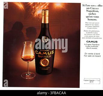 Una pubblicità per il Camus Napoleon Cognac del 1978, con lo slogan "Si l'on vous offre un Camus Napoléon, sachez qu'on vous honore" e i dettagli del prodotto, compreso il prezzo e la disponibilità a bordo. Foto Stock