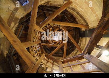 Guardando verso l'alto all'interno della torre Sinwellturm, Norimberga, Germania Foto Stock