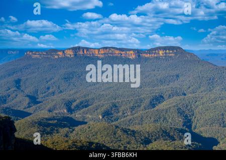 Fotografia dello scenografico Monte Solitary nella Jamison Valley vista da Echo Point a Katoomba nel parco nazionale delle Blue Mountains nel New South Wales Foto Stock
