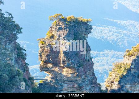 Fotografia delle Three Sisters, la roccia più alta chiamata Meehni, nella Jamison Valley vista da Echo Point a Katoomba nelle Blue Mountains National P Foto Stock