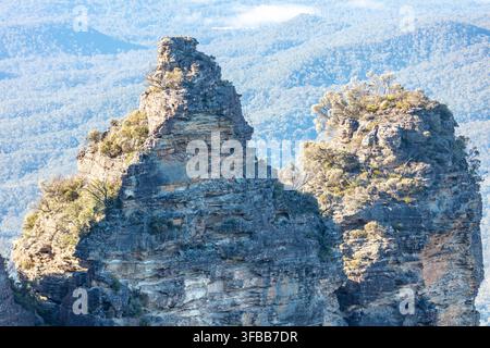 Fotografia di due delle rocce delle Three Sisters chiamate Wimlah e Gunnedoo nella Jamison Valley viste da Echo Point a Katoomba nelle Blue Mountains Foto Stock