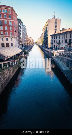 Vista panoramica del famoso canale Navigli a Milano, Italia. Foto Stock