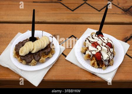 Coppia di waffle di Lìgi belgi con banana e fragole Foto Stock