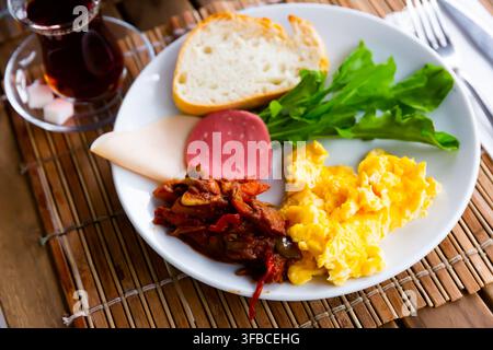 Colazione turca: Uova, verdure, formaggi, olive e prosciutto. Foto Stock