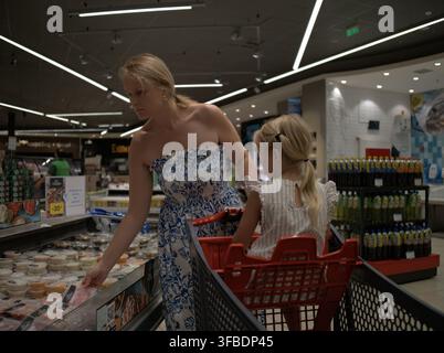 Madre e figlia fanno shopping in un supermercato Foto Stock