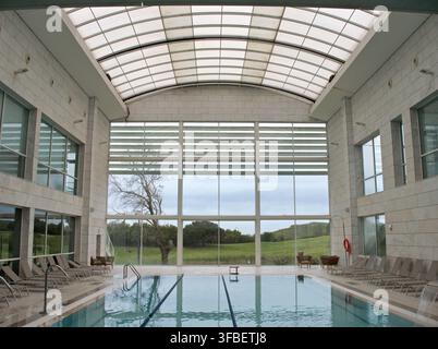 Piscina coperta con grandi finestre in un edificio moderno Foto Stock