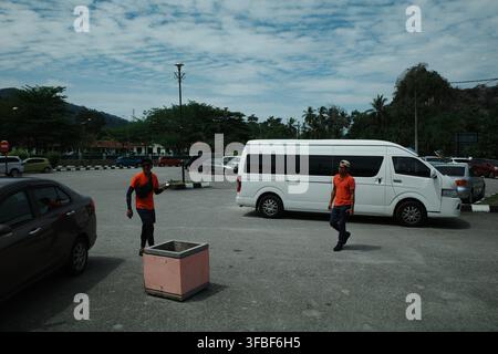Due uomini che camminano in un parcheggio Foto Stock
