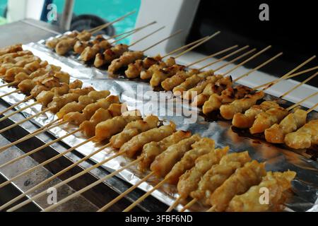Spiedini di carne grigliati su foglio di alluminio Foto Stock