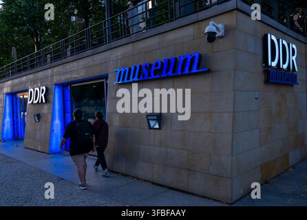 Esterno del Museo DDR, un museo interattivo privato, situato al Vera Britain Ufer, Berlin-Mitte, Germania, all’ora blu. Foto Stock