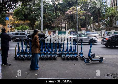 San Paolo, SP, Brasile, 10 agosto 2026: Una fila di scooter elettrici condivisi dell'operatore JET parcheggiati in un punto designato sul marciapiede di Paulist Foto Stock