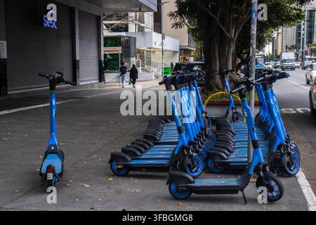 San Paolo, SP, Brasile, 10 agosto 2026: Una fila di scooter elettrici condivisi dell'operatore JET parcheggiati in un punto designato sul marciapiede di Paulist Foto Stock