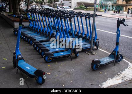 San Paolo, SP, Brasile, 10 agosto 2026: Una fila di scooter elettrici condivisi dell'operatore JET parcheggiati in un punto designato sul marciapiede di Paulist Foto Stock