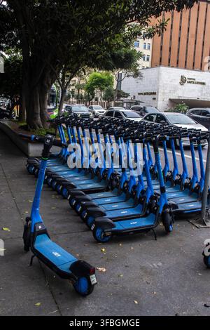 San Paolo, SP, Brasile, 10 agosto 2026: Una fila di scooter elettrici condivisi dell'operatore JET parcheggiati in un punto designato sul marciapiede di Paulist Foto Stock