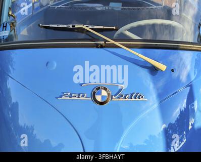 Scrittura ed emblema, BMW Isetta blu, auto piccola distintiva con portiera anteriore, dettaglio della parte anteriore, foto simbolica, miracolo economico, culto, nostalgia Foto Stock