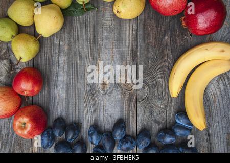 Freschi frutti maturi sono disposti sul perimetro, lo spazio vuoto al centro, vista dall'alto Foto Stock