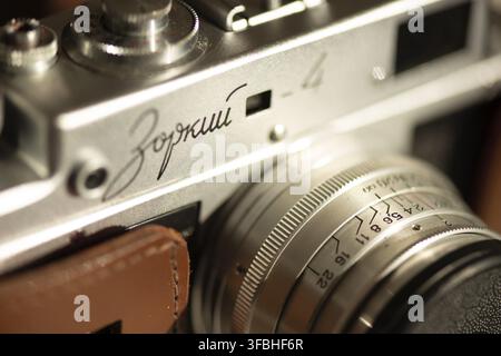 Vista di Zorki russo 4 vecchia macchina fotografica a film manuale d'argento d'epoca come classico concetto di fotografia retrò Foto Stock