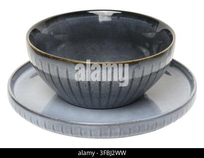Due piastre vuote in ceramica blu su sfondo isolato. Zuppa e insalata Foto Stock