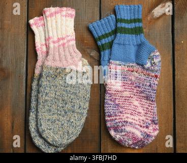 coppia di comode calze a maglia calde su fondo di legno marrone, copy space Foto Stock