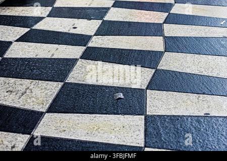 Piastrelle nere e bianche eleganti posate sulla piazza della Promenade des Anglais a Nizza Foto Stock