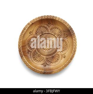 piatto rotondo vuoto in legno con ornamento intagliato isolato su sfondo bianco, vista dall'alto Foto Stock