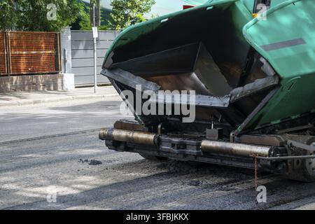 Immagine di un container per asfalto per lo scarico durante lavori su strada Foto Stock