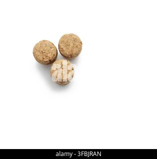 tre tappi per bottiglie di vino in materiale balsa isolato su fondo bianco, da apporvi per un'iscrizione Foto Stock