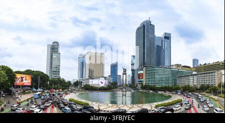 Giacarta, Indonesia - 03.20.2024: Panorama del centro di Giacarta con traffico in Indonesia. Giacarta è la capitale dell'Indonesia Foto Stock